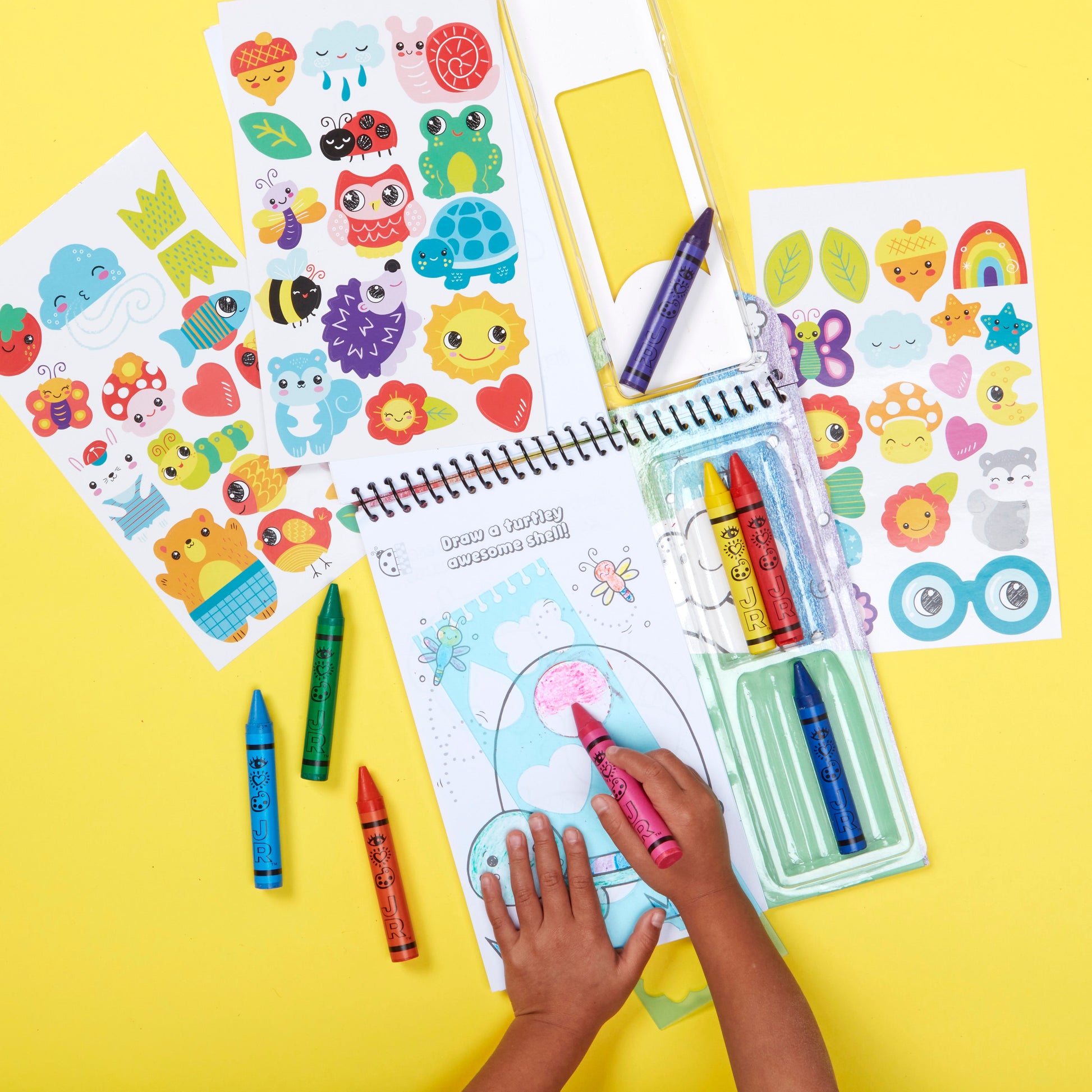 iHeartArt JR Art on the Go! Nature Friends – A compact art kit for creative fun on the go. A kid painting a turtle.